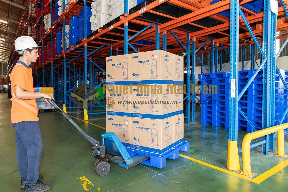 Pallet nhựa 1300x1100 1 Ứng dụng của pallet nhựa trong thực tiễn công việc hiện nay