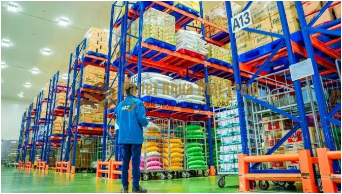 Pallet nhựa cũ cho ngành thực phẩm: Sạch, bền, phù hợp lưu trữ 2 Ứng dụng của pallet nhựa trong thực tiễn công việc hiện nay